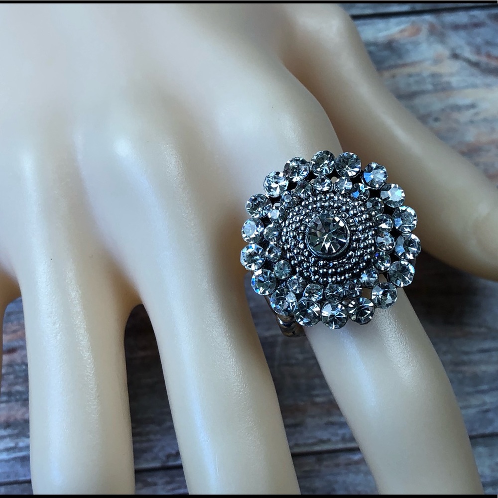 Silver tone rhinestone star stretch ring
